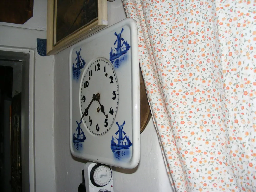 HODINY NÁSTĚNNÉ PÉROVÉ PORCELÁNOVÉ Mlýny