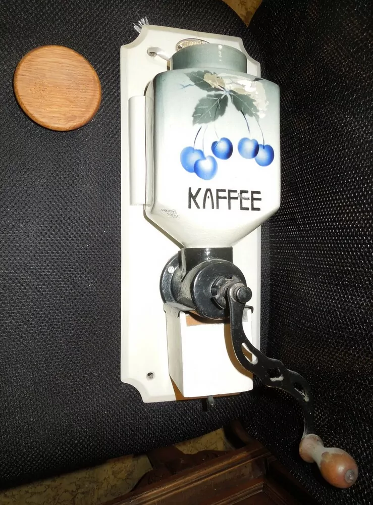 STAROŽITNOST PORCELÁNOVÝ MLÝNEK MOTIV TŘEŠNĚ KAFEMLÝNEK 