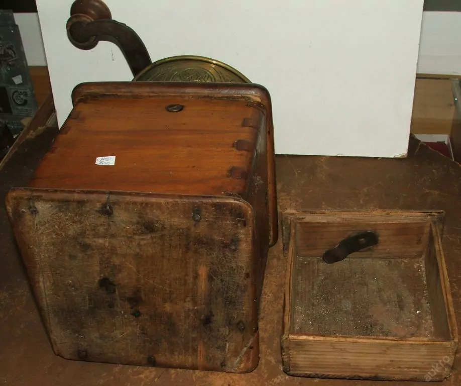 STAROŽITNOST MLÝNEK KAFEMLÝNEK KÁVOMLÝNEK