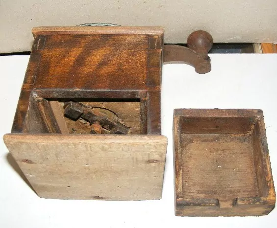 STAROŽITNOST MLÝNEK KAFEMLÝNEK KÁVOMLÝNEK