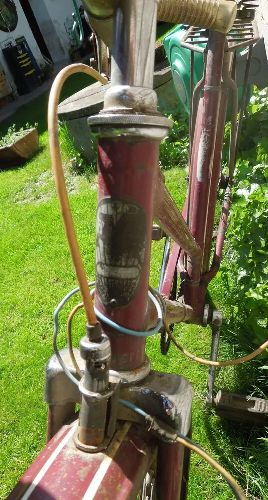 Jízdní kolo na dekoraci nebo renovaci červené