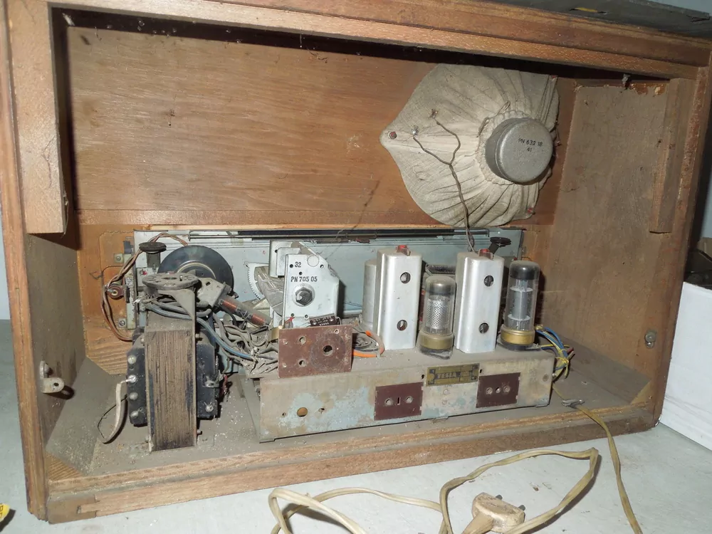 Staré rádio Tesla 605A