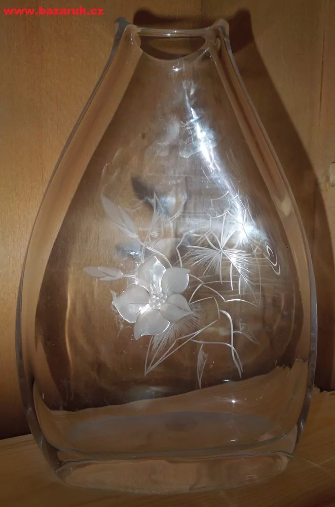 Broušená váza z hutního skla