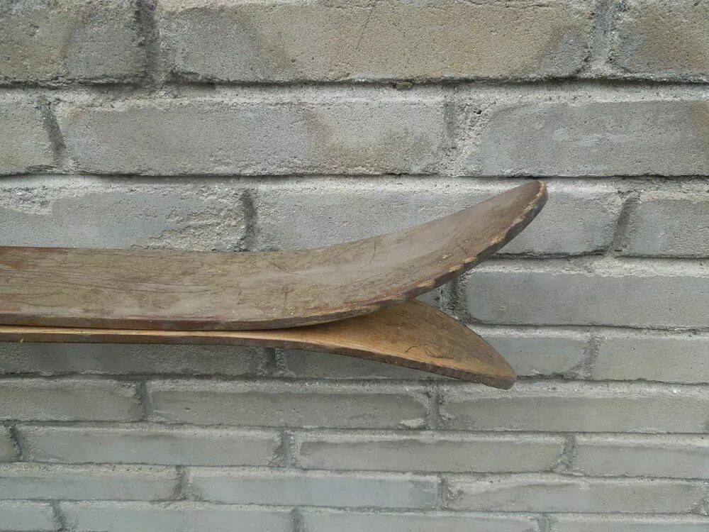Starožitné dřevěné lyže
