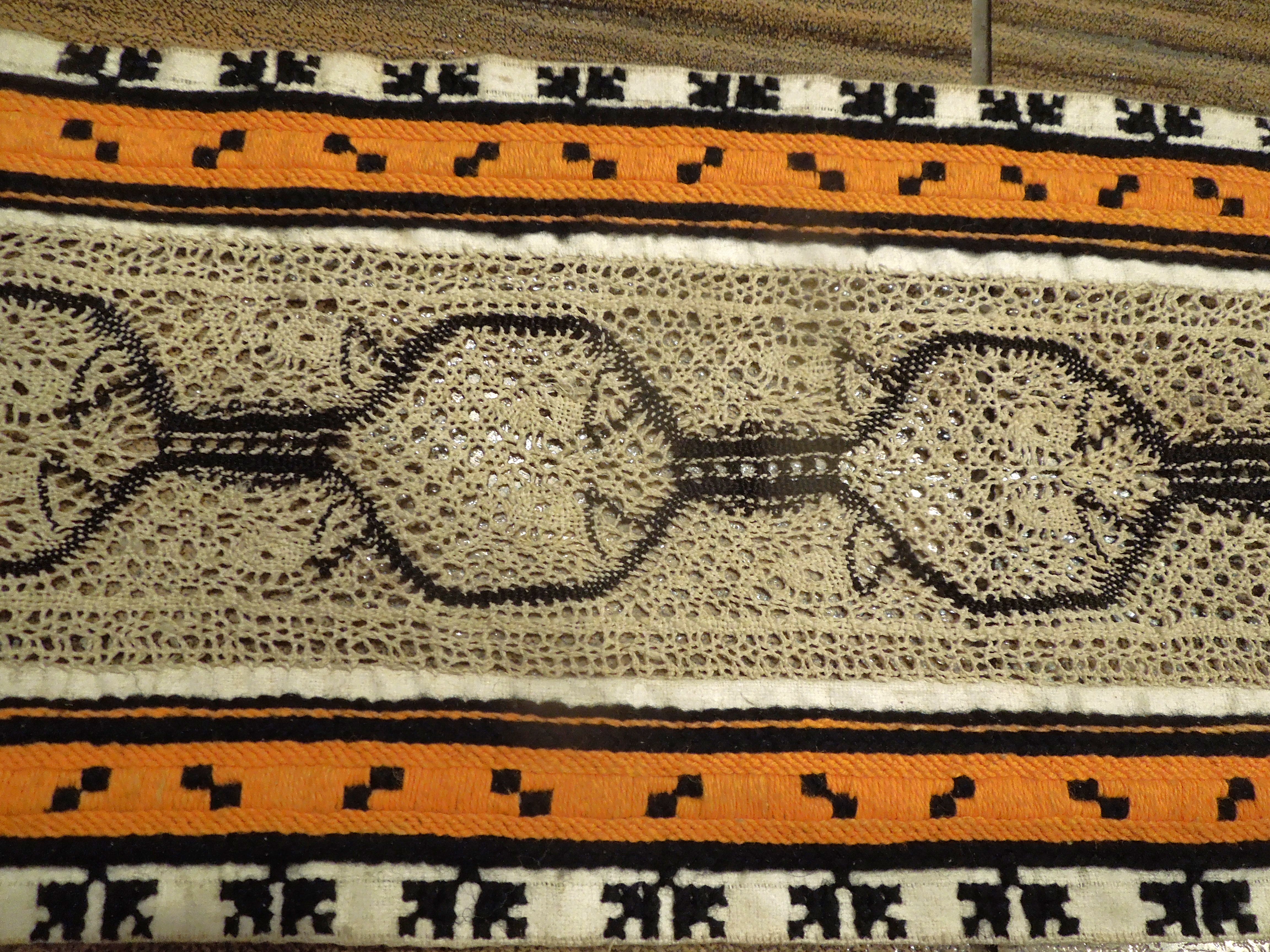 KROJOVÁ ÚVODNICA RUČNĚ PALIČKOVANÁ A VYŠÍVANÁ