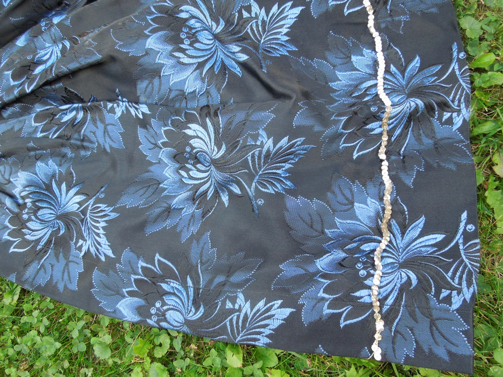 FĚRTŮŠEK BROKÁTOVÝ ČERNÝ S MODRÝMI KVĚTY