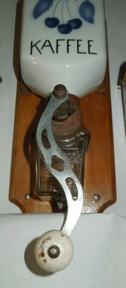 STAROŽITNOST MLÝNEK KAFEMLÝNEK KÁVOMLÝNEK TŘEŠNĚ