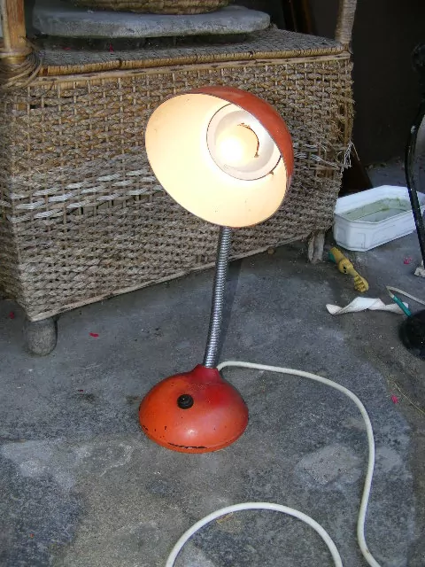 STAROŽITNÁ STOLNÍ LAMPA