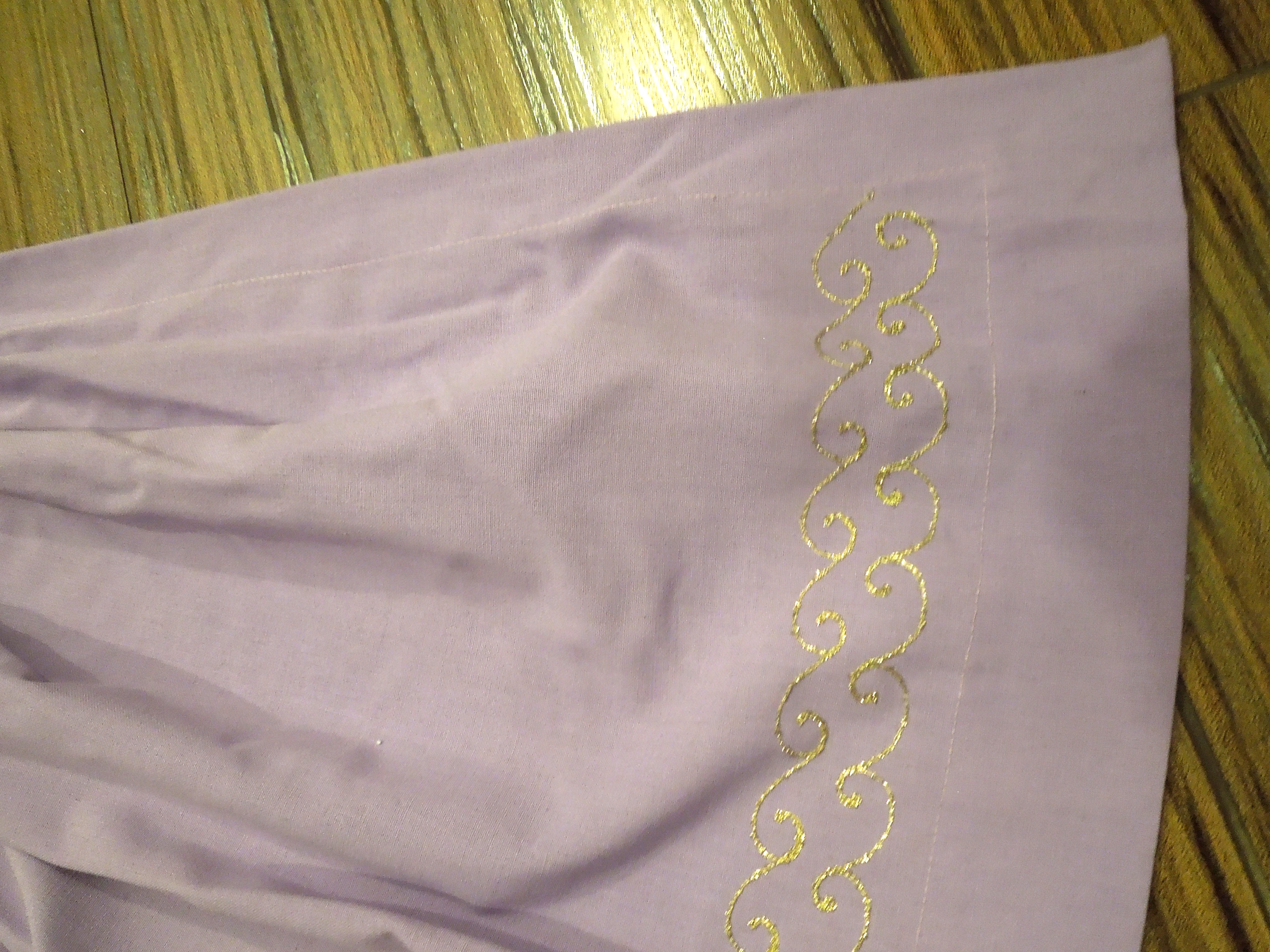 KROJ FĚRTŮŠEK FIALKOVÝ ZLATĚ VYŠÍVANÝMI KVĚTY KE KROJI