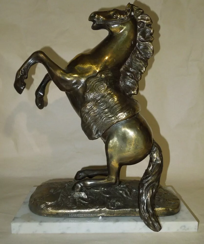 Socha KŮŇ NA MRAMOROVÉM PODSTAVCI