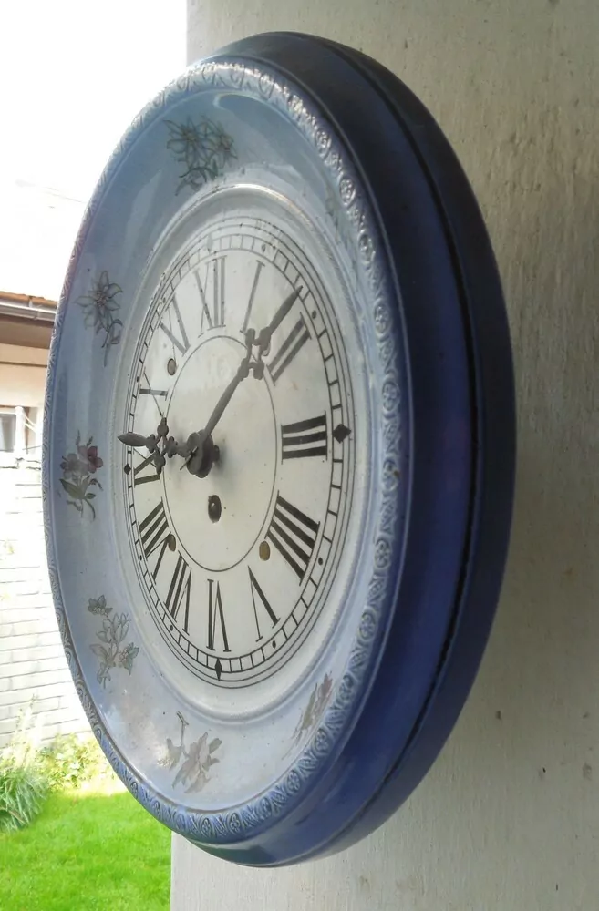 STAROŽITNÉ HODINY PORCELÁNOVÉ KUCHYŇSKÉ KVĚTINY