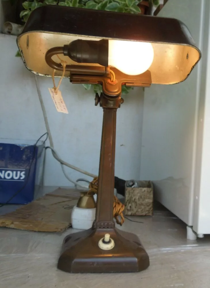 STAROŽITNÁ STOLNÍ LAMPA ELEKTRICKÁ, BANKÉŘKA