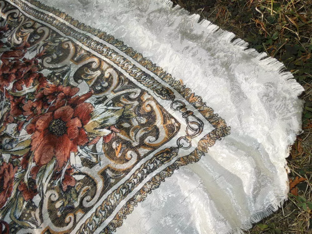 ŠÁTEK KRÉMOVĚ BÍLÝ S HNĚDÝMI KVĚTY LESKLÝ