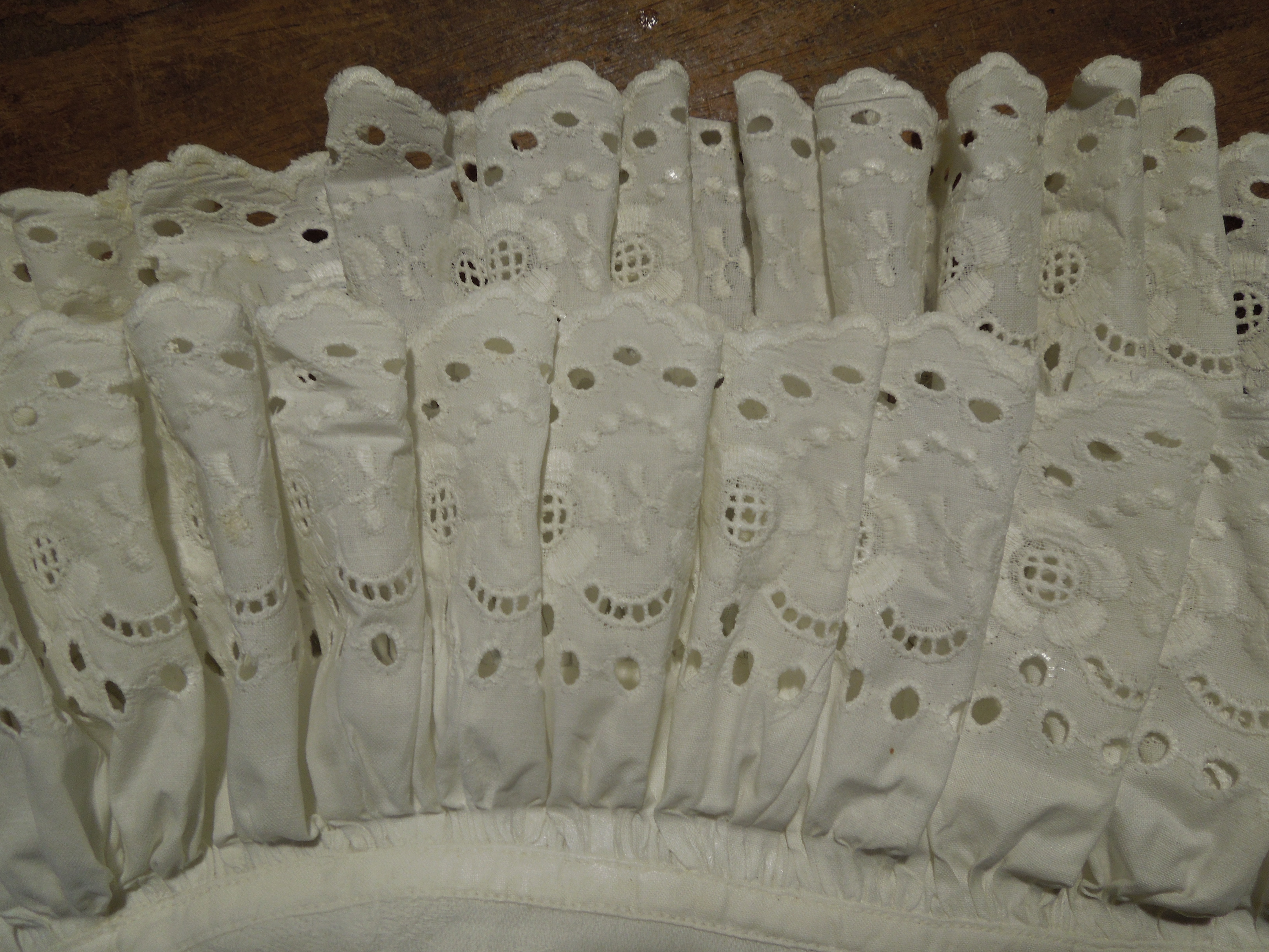 PEŘINKA ZAVINOVAČKA S KRAJKOU