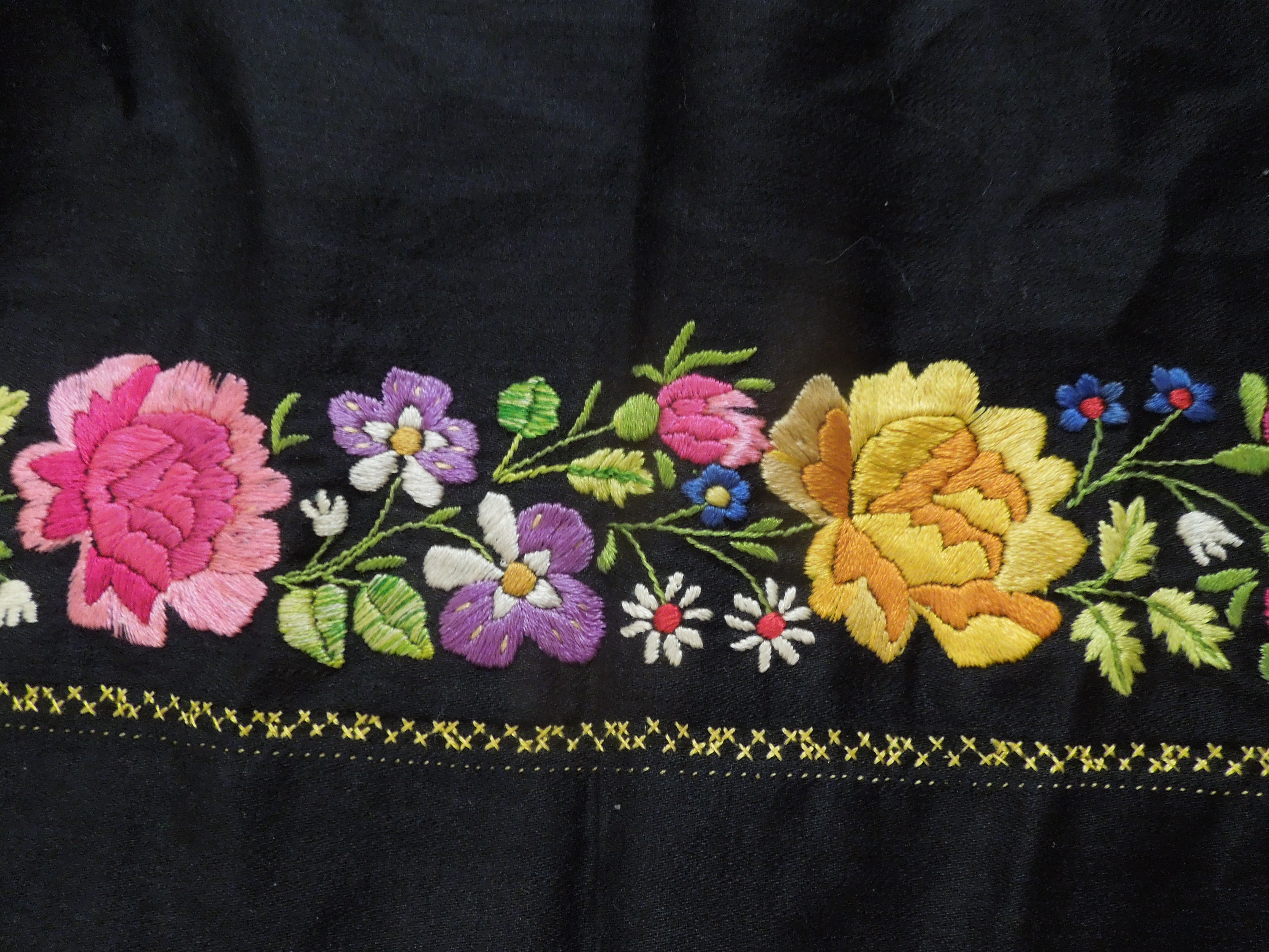 KROJ FĚRTŮŠEK (zástěra) DÁMSKÝ VYŠÍVANÝ