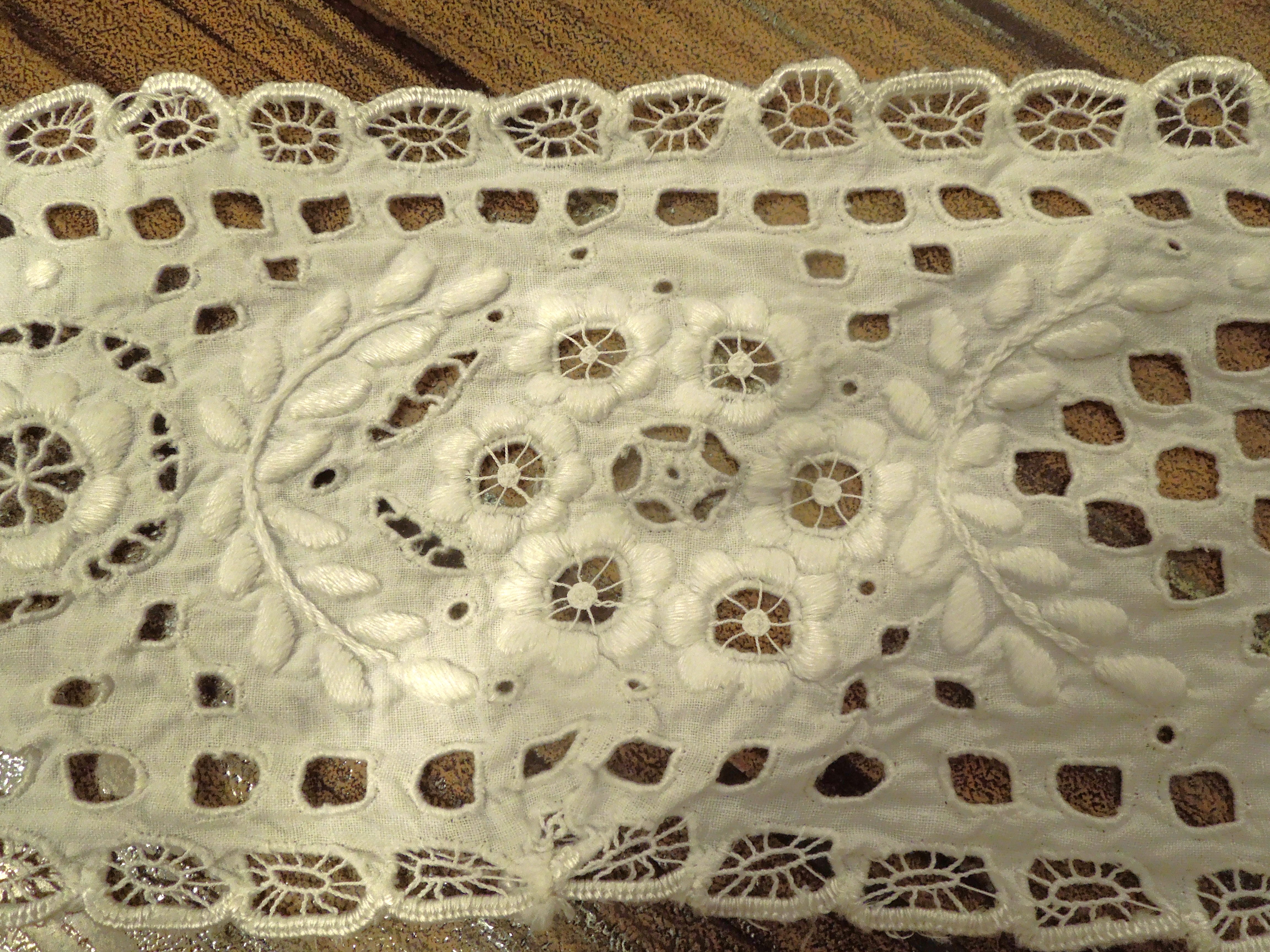 TRÁČKY (MAŠLA) KE KROJI RUČNĚ VYŠÍVANÉ