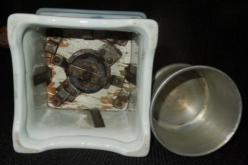 STAROŽITNÝ MLÝNEK KAFEMLÝNEK KÁVOMLÝNEK PORCELÁNOVÝ LEINBROCK MODRÉ TŘEŠNĚ