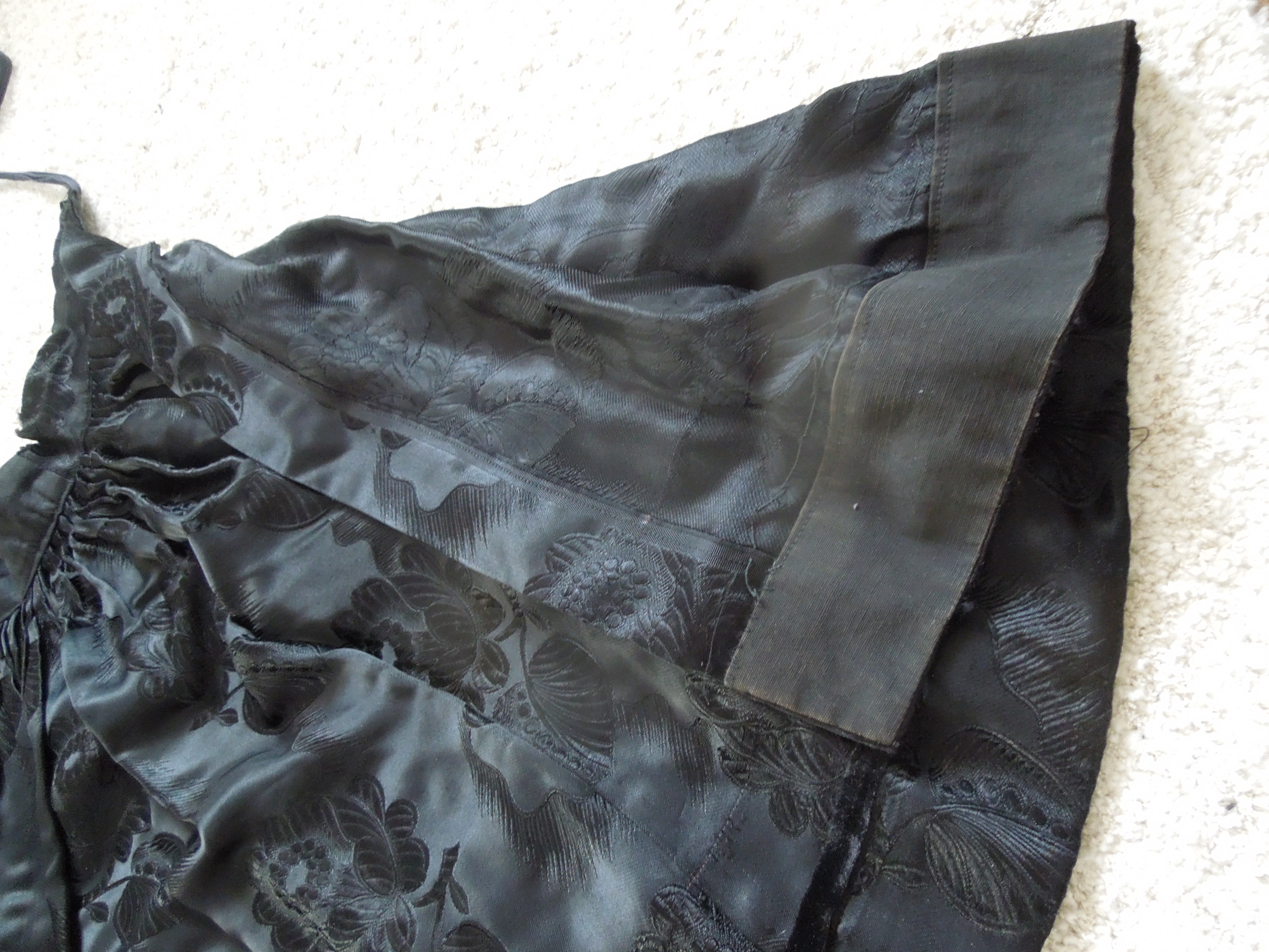 KROJ FĚRTŮŠEK BROKÁTOVÝ ČERNÝ