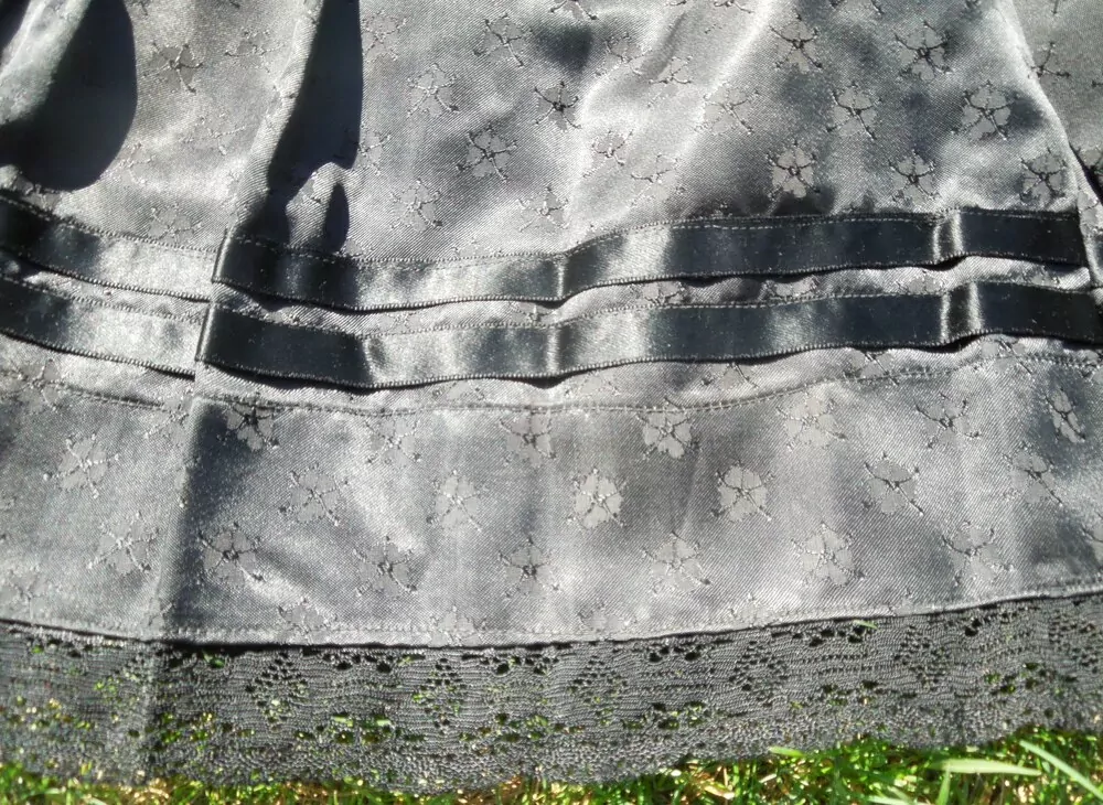 KROJ FĚRTŮŠEK BROKÁTOVÝ ČERNÝ