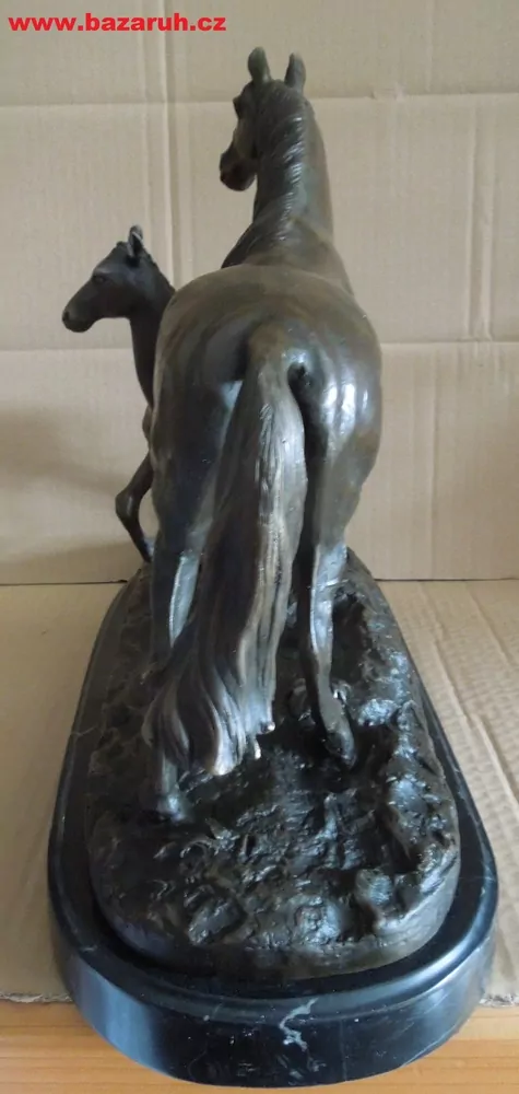 BRONZOVÁ SOCHA KUŇ A HŘÍBĚ BRONZ V 34 CM