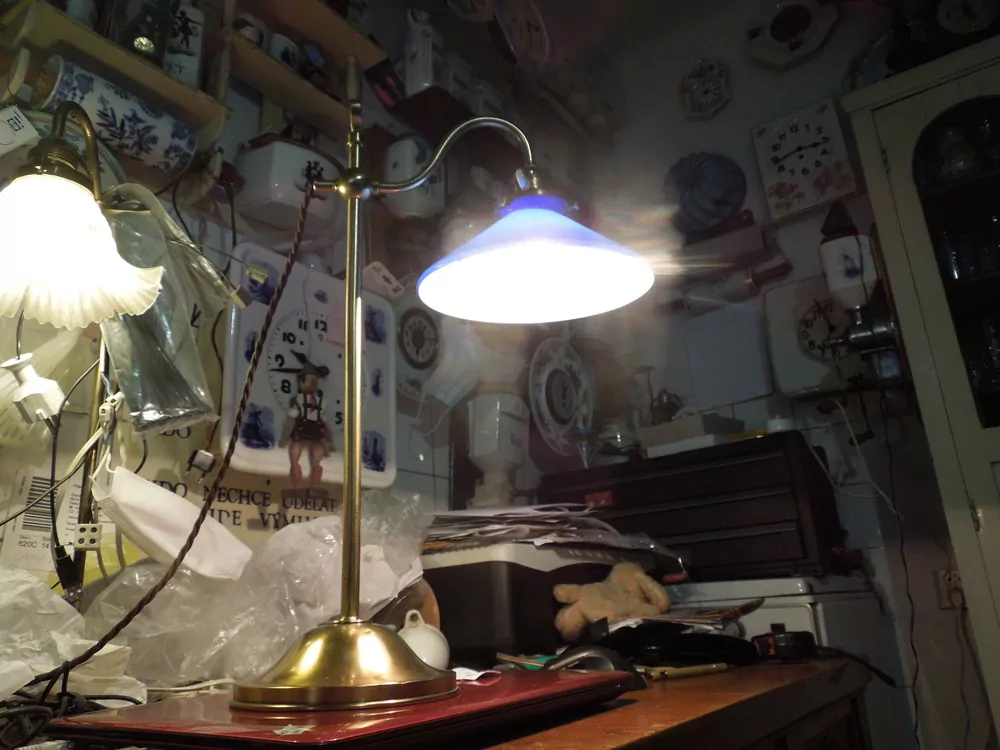 STAROŽITNÁ STOLNÍ MOSAZNÁ LAMPA ELEKTRICKÁ