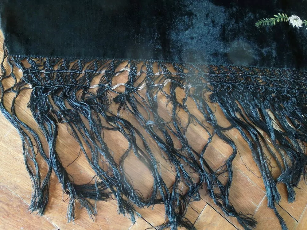 KROJ ŠÁTEK KE KROJI ČERNÝ S VYŠITÝMI KVĚTY PLYŠOVÝ