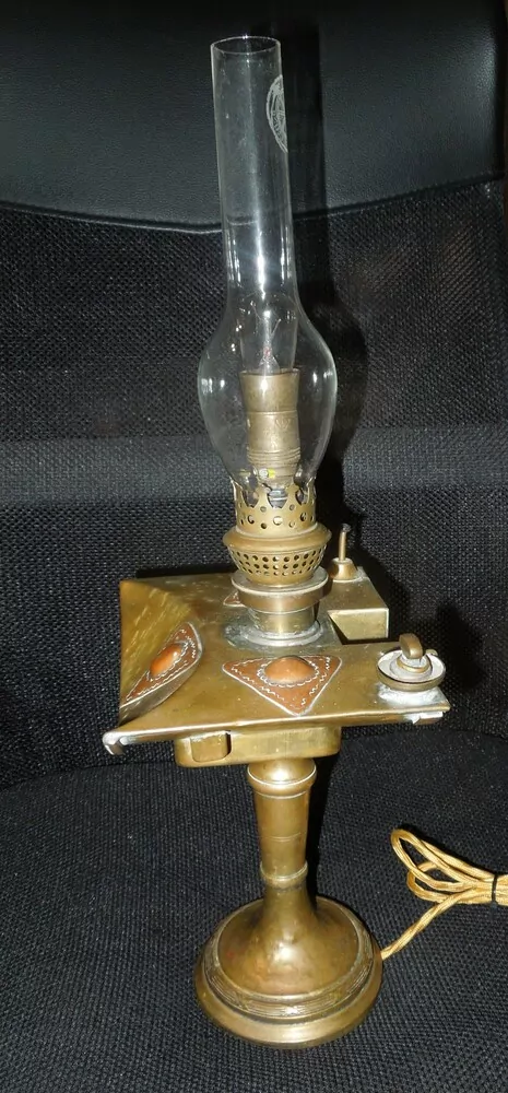 STOLNÍ ELEKTRICKÁ LAMPIČKA  (původně petrolejová) DEKORAČNÍ
