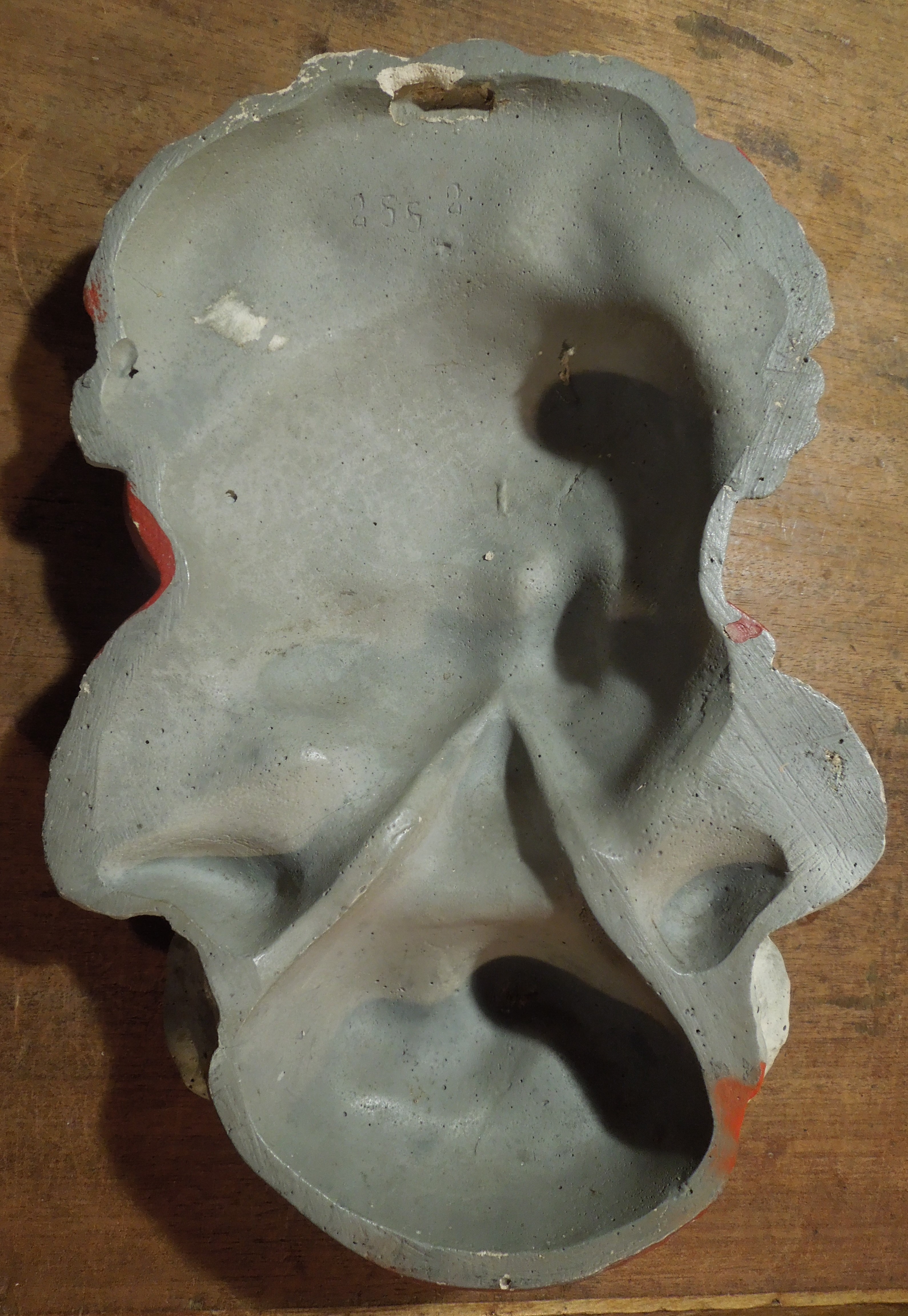 KROJ HLAVA ŽENY V KROJI SÁDROVÝ ODLITEK