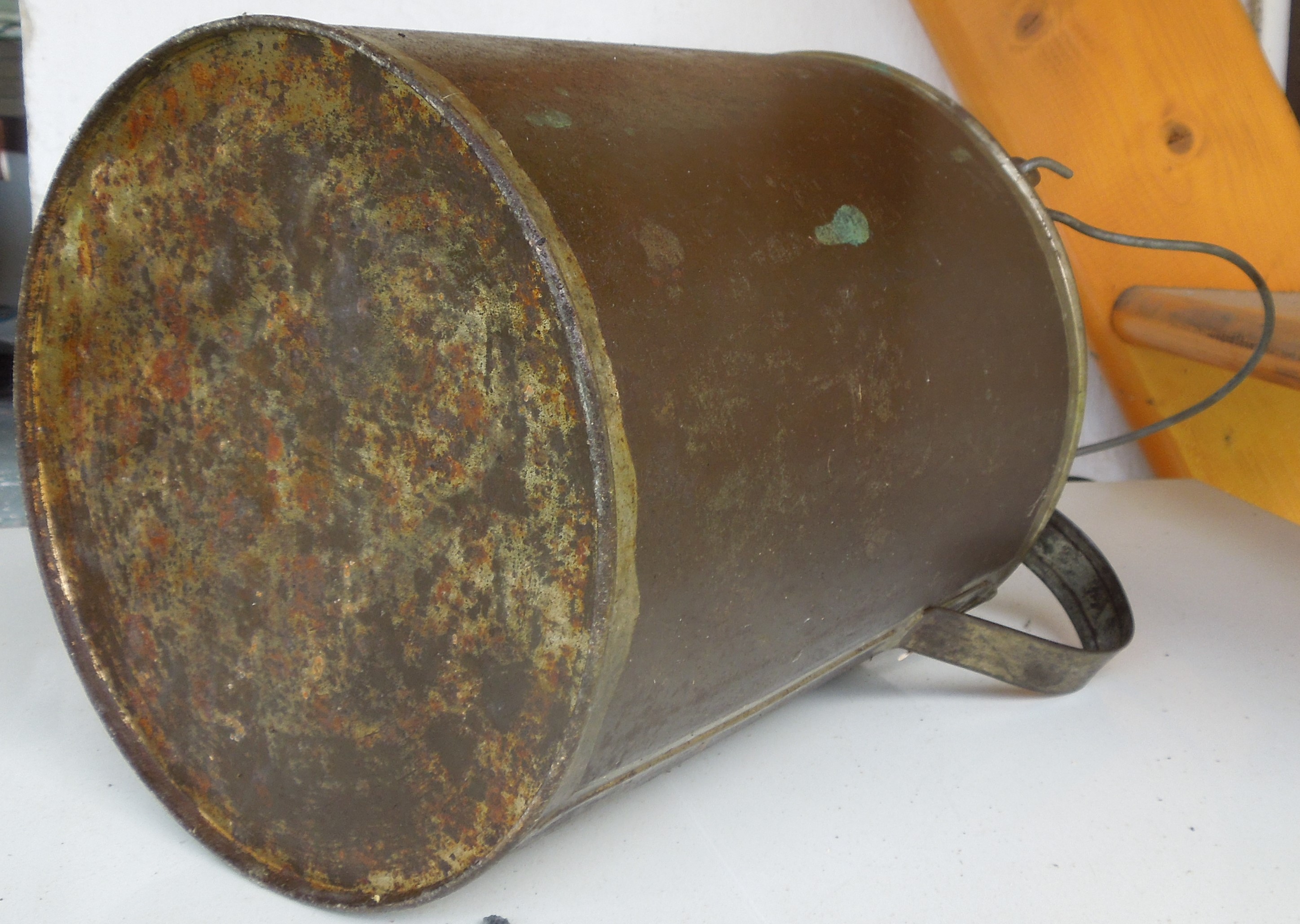 Stará plechová nádoba na petrolej, 33x17 cm