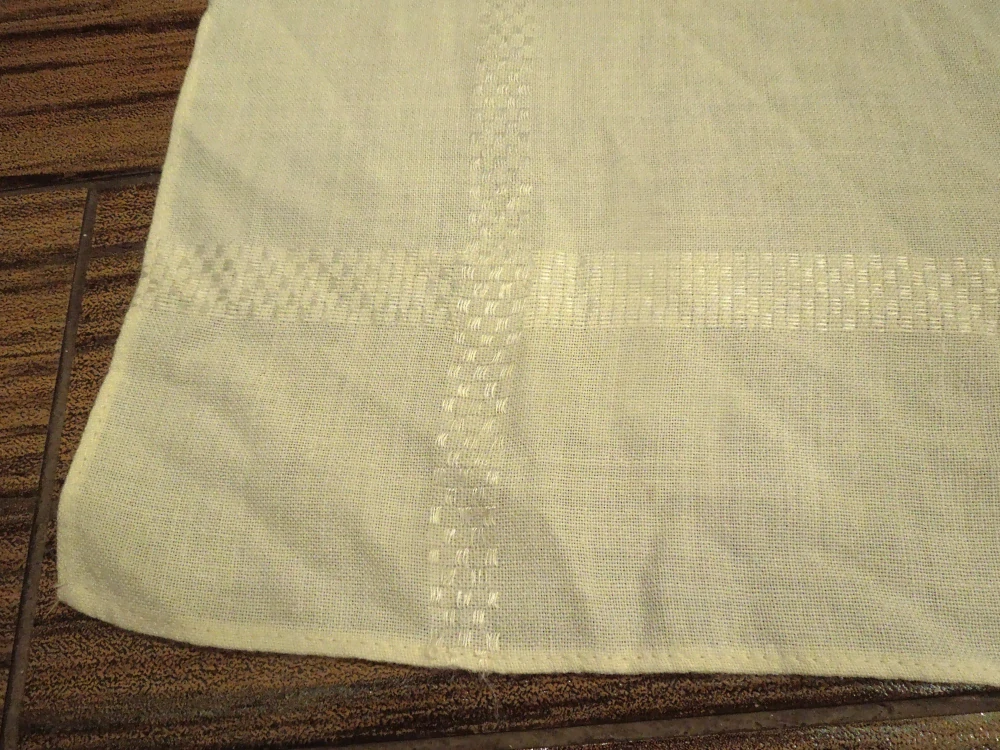 ŠÁTEK KE KROJI KRÉMOVĚ BÍLÝ S VYŠITÝMI KVĚTY 