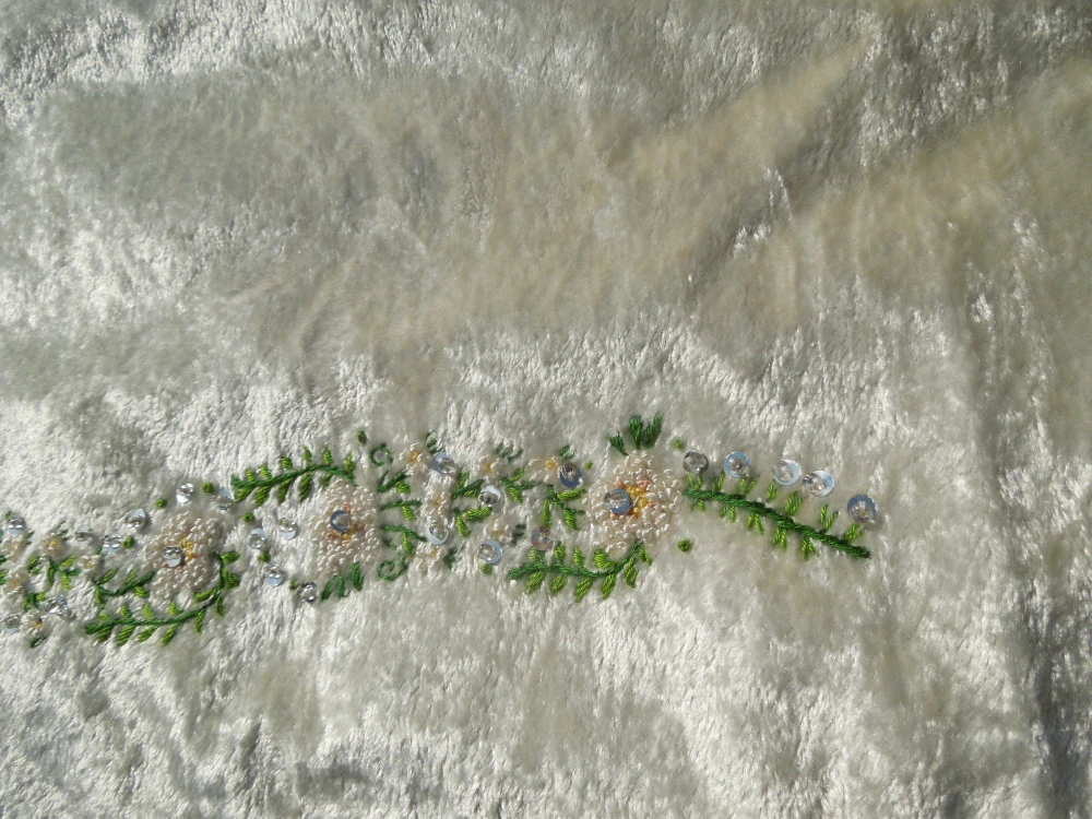 ŠÁTEK BÍLÝ PLYŠOVÝ S TŘÁSNĚMA