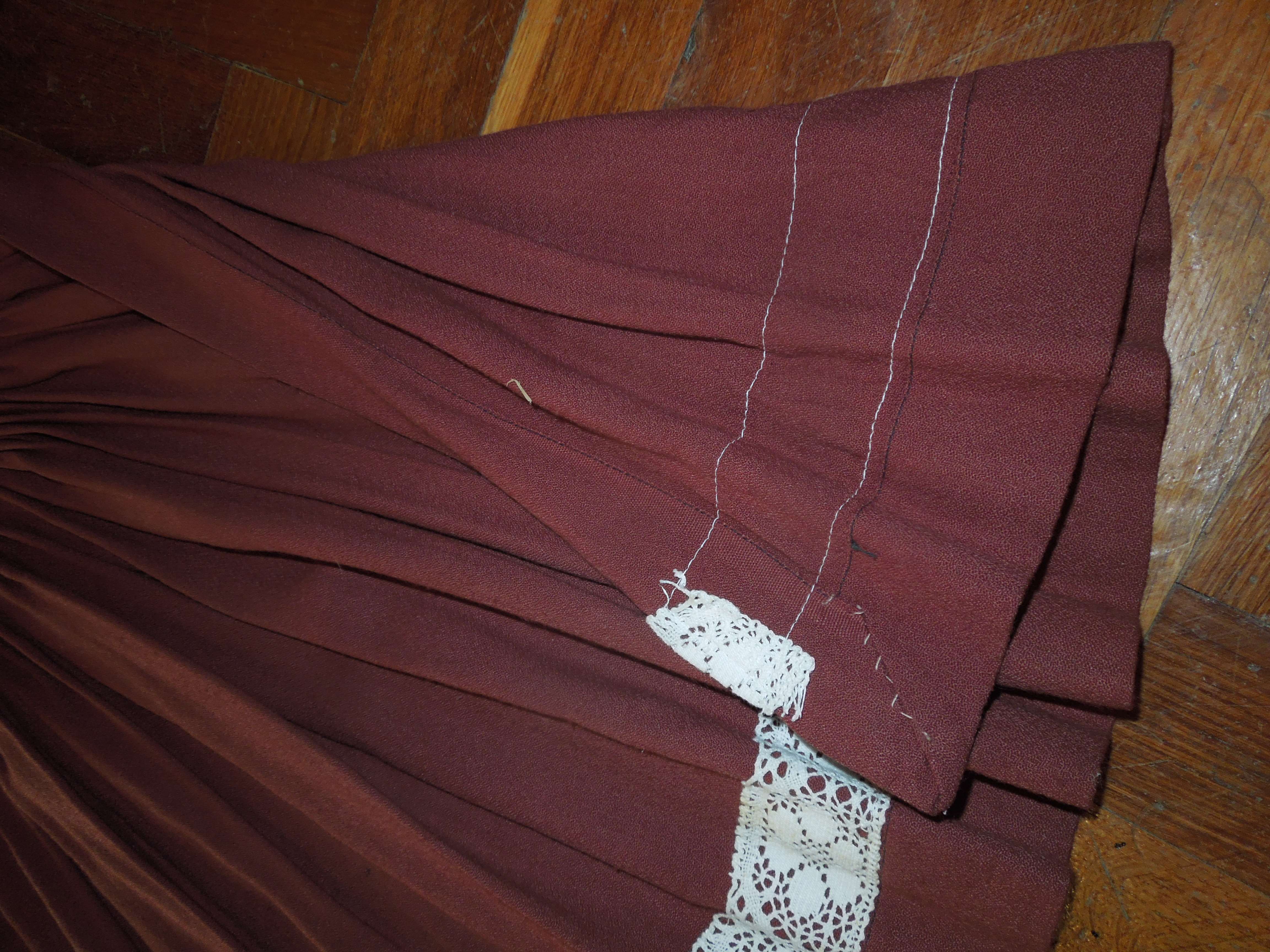 KROJ FĚRTŮŠEK KE KROJI HNĚDÝ S KRAJKOU