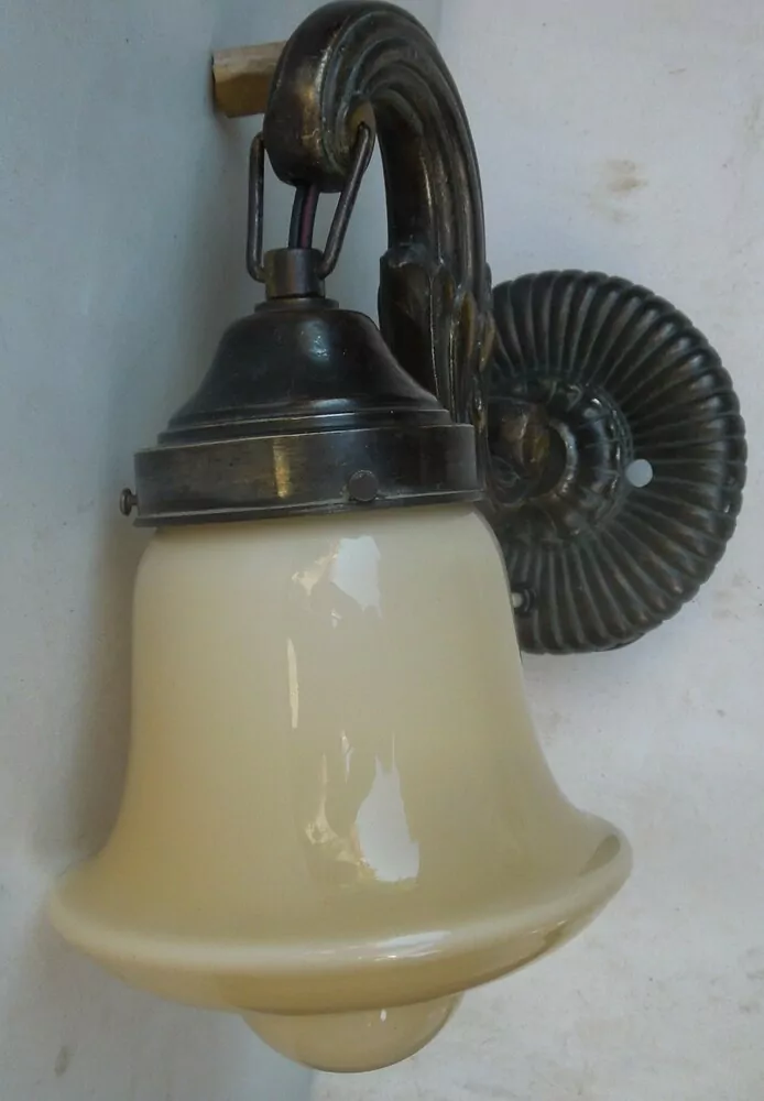 LAMPIČKA NA STĚNU LAMPA ELEKTRICKÁ  s vypínačem
