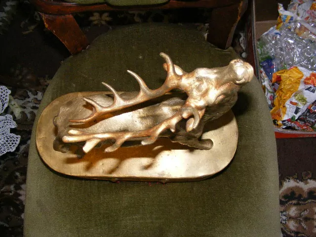 STAROŽITNOST KOMPOZICE JELEN NA PODSTAVCI