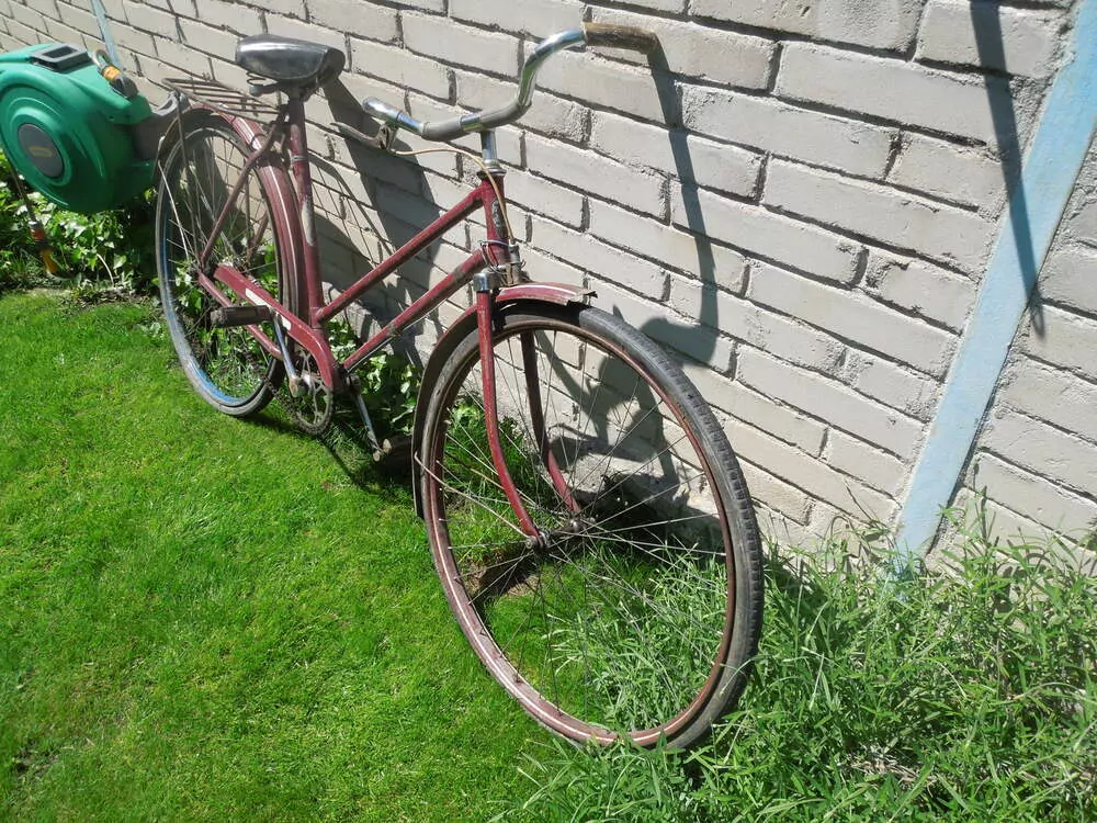 Jízdní kolo na dekoraci nebo renovaci červené