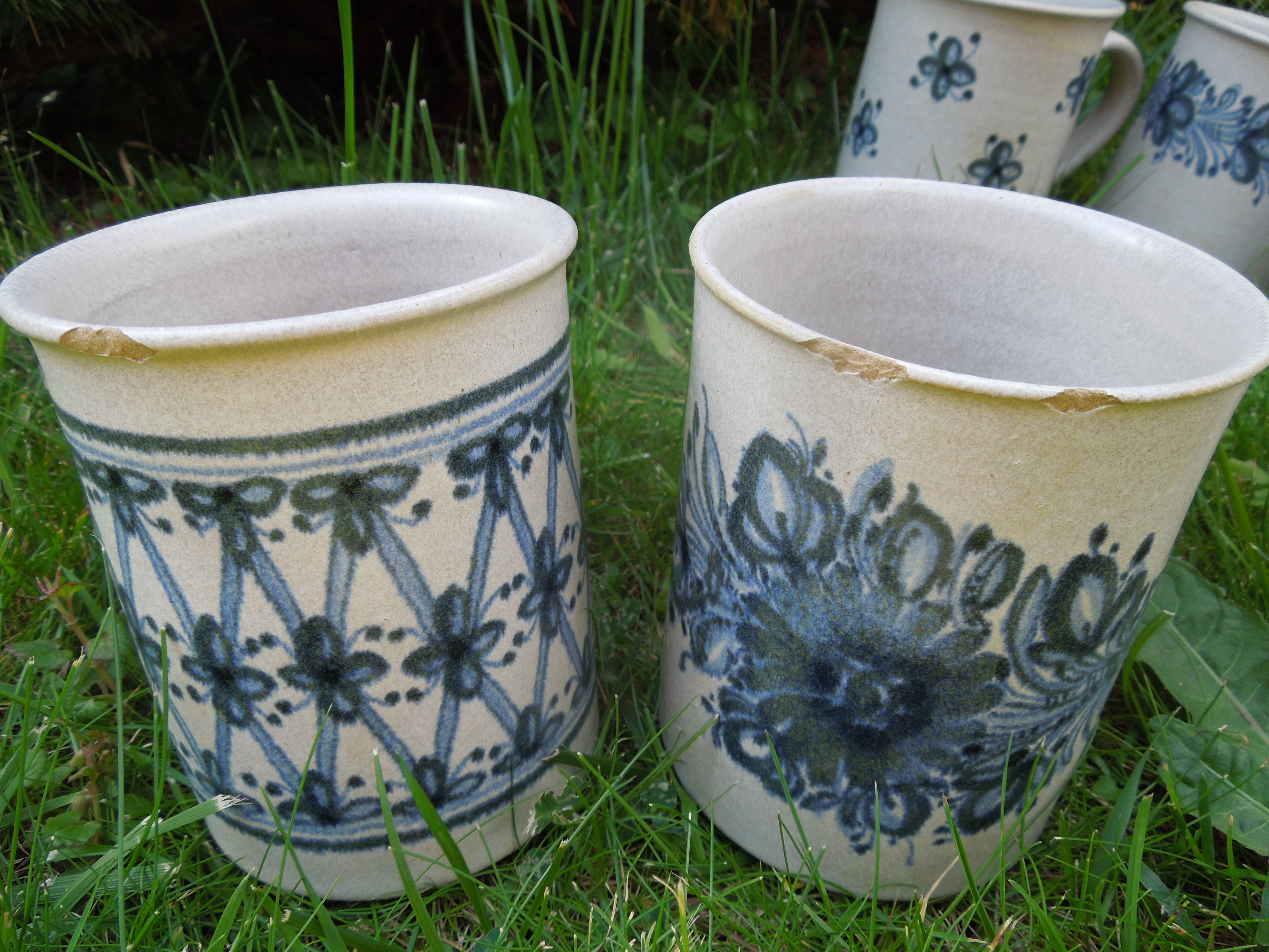 KERAMIKA MODRÝ DEKOR HRNKY 9 KS VÝŠKA 10,7 CM