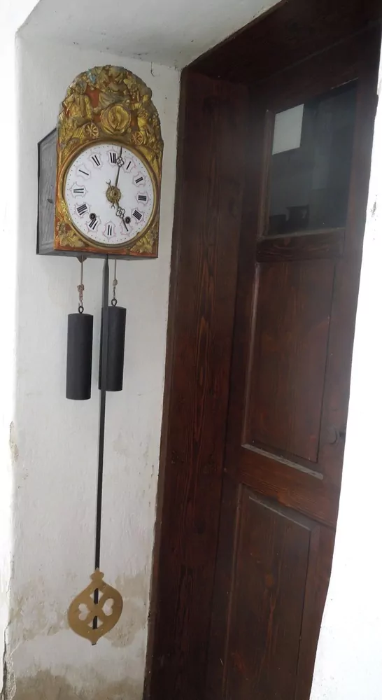 HODINY NÁSTĚNNÉ DVOUZÁVAŽOVÉ S BUDÍKEM