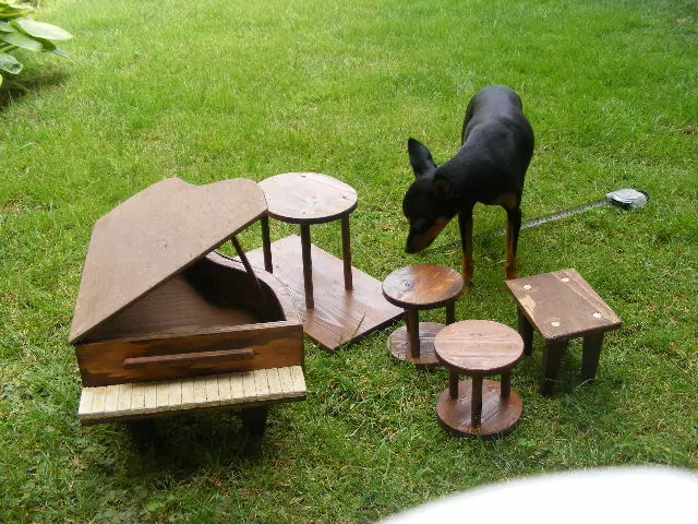 NÁBYTEK PRO PANENKY DO POKOJÍČKU, KLAVÍR, STŮL,