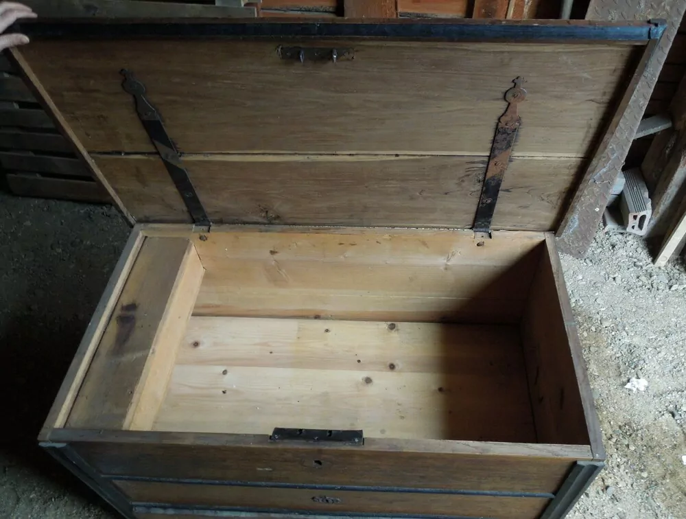 Výprodej skladu KOMODA, KOSTN