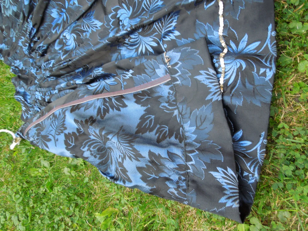 FĚRTŮŠEK BROKÁTOVÝ ČERNÝ S MODRÝMI KVĚTY