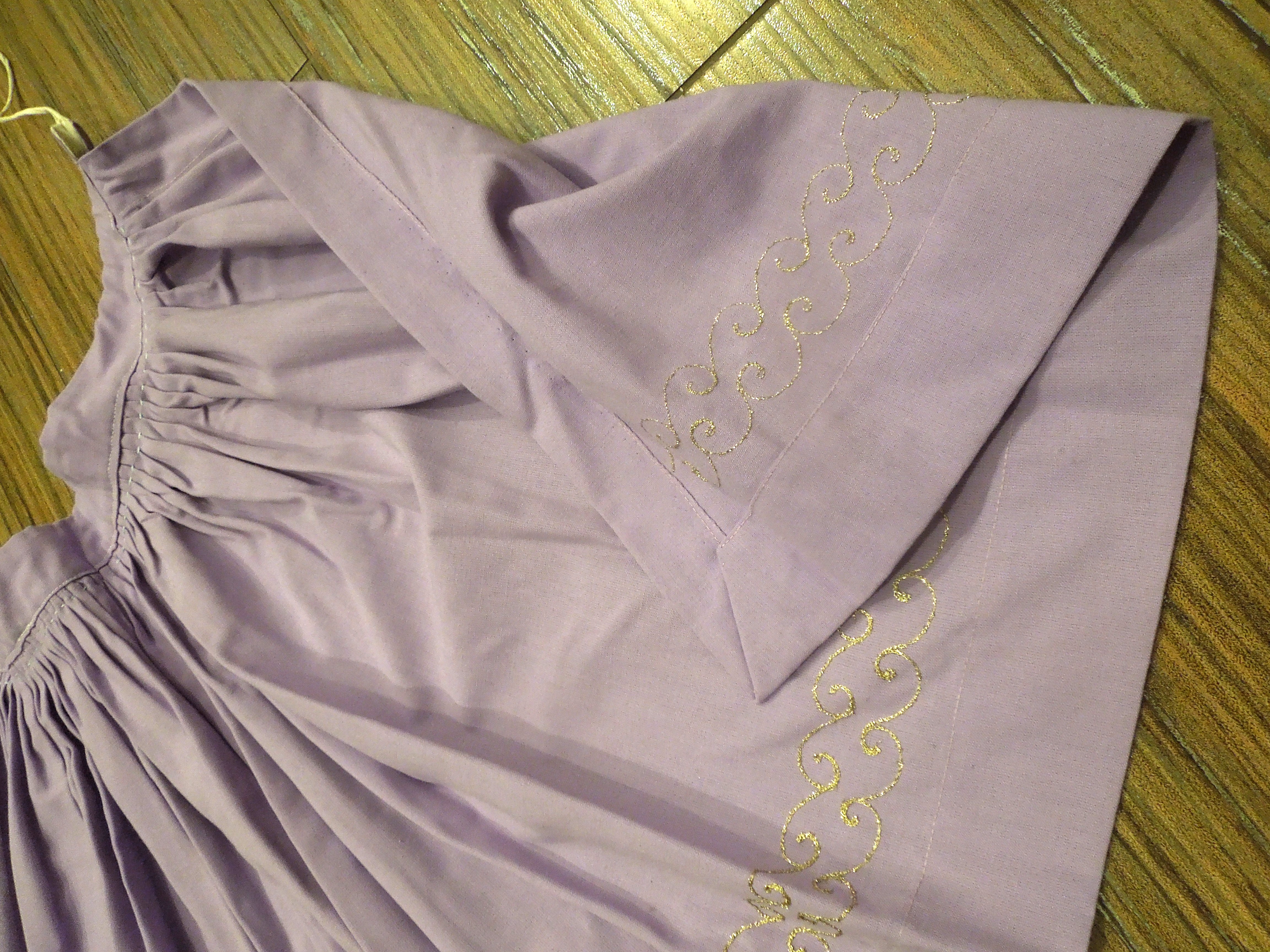 KROJ FĚRTŮŠEK FIALKOVÝ ZLATĚ VYŠÍVANÝMI KVĚTY KE KROJI