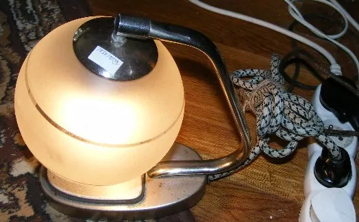 LAMPIČKA STOLNÍ NEBO NA STĚNU LAMPA ELEKTRICKÁ CHROM