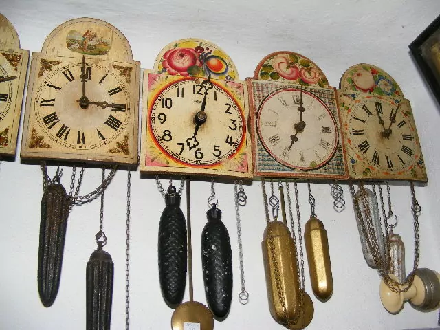 HODINY NÁSTĚNNÉ DVOUZÁVAŽOVÉ