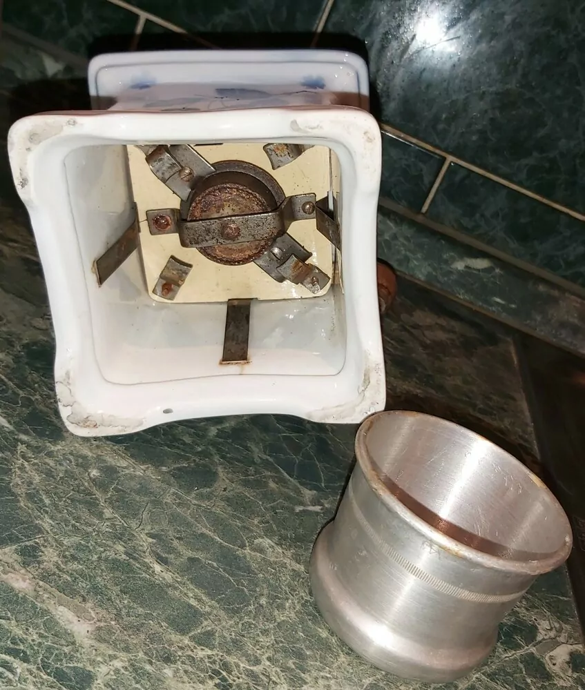 STAROŽITNOST MLÝNEK KAFEMLÝNEK PORCELÁNOVÝ LEINBROCK MODRÉ TŘEŠNĚ