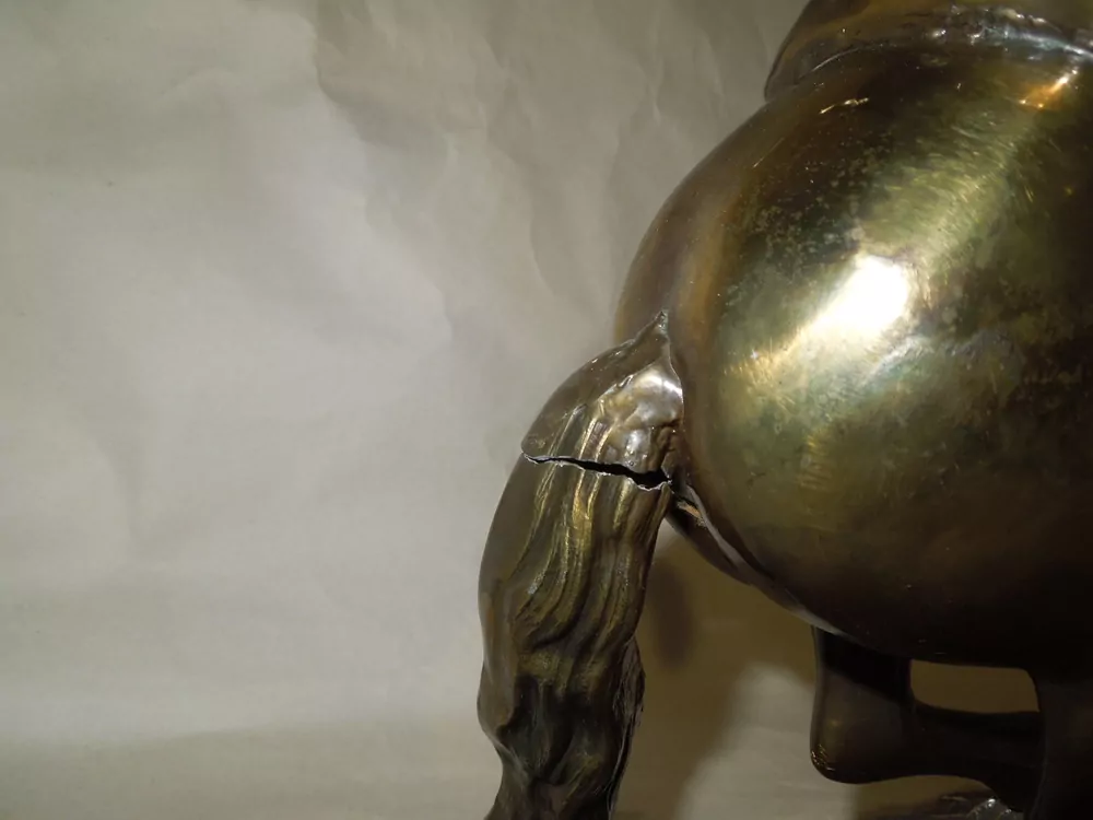 Socha KŮŇ NA MRAMOROVÉM PODSTAVCI