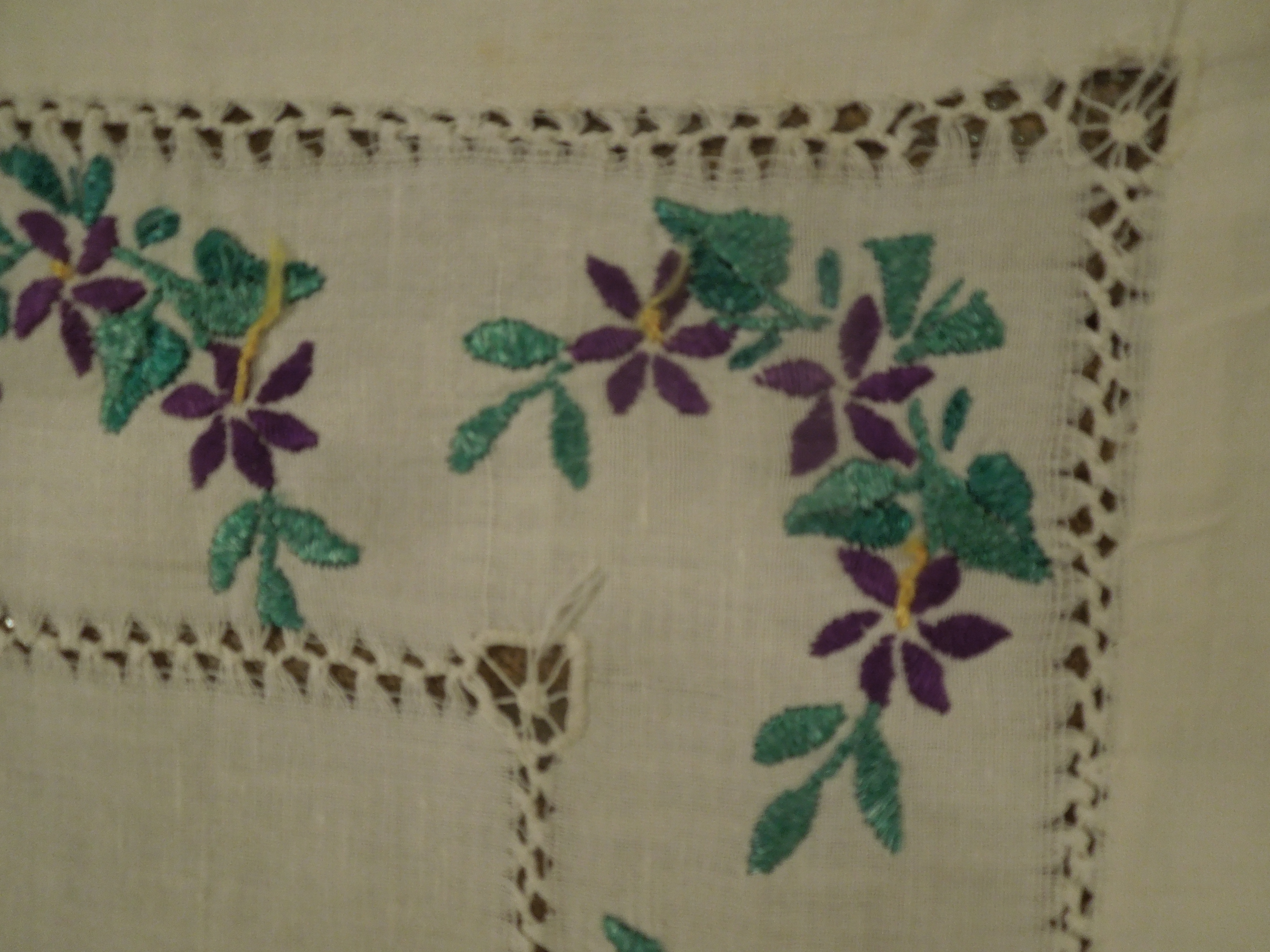 KROJ ŠÁTEK BÍLÝ S VYŠÍVANÝMI KVĚTY