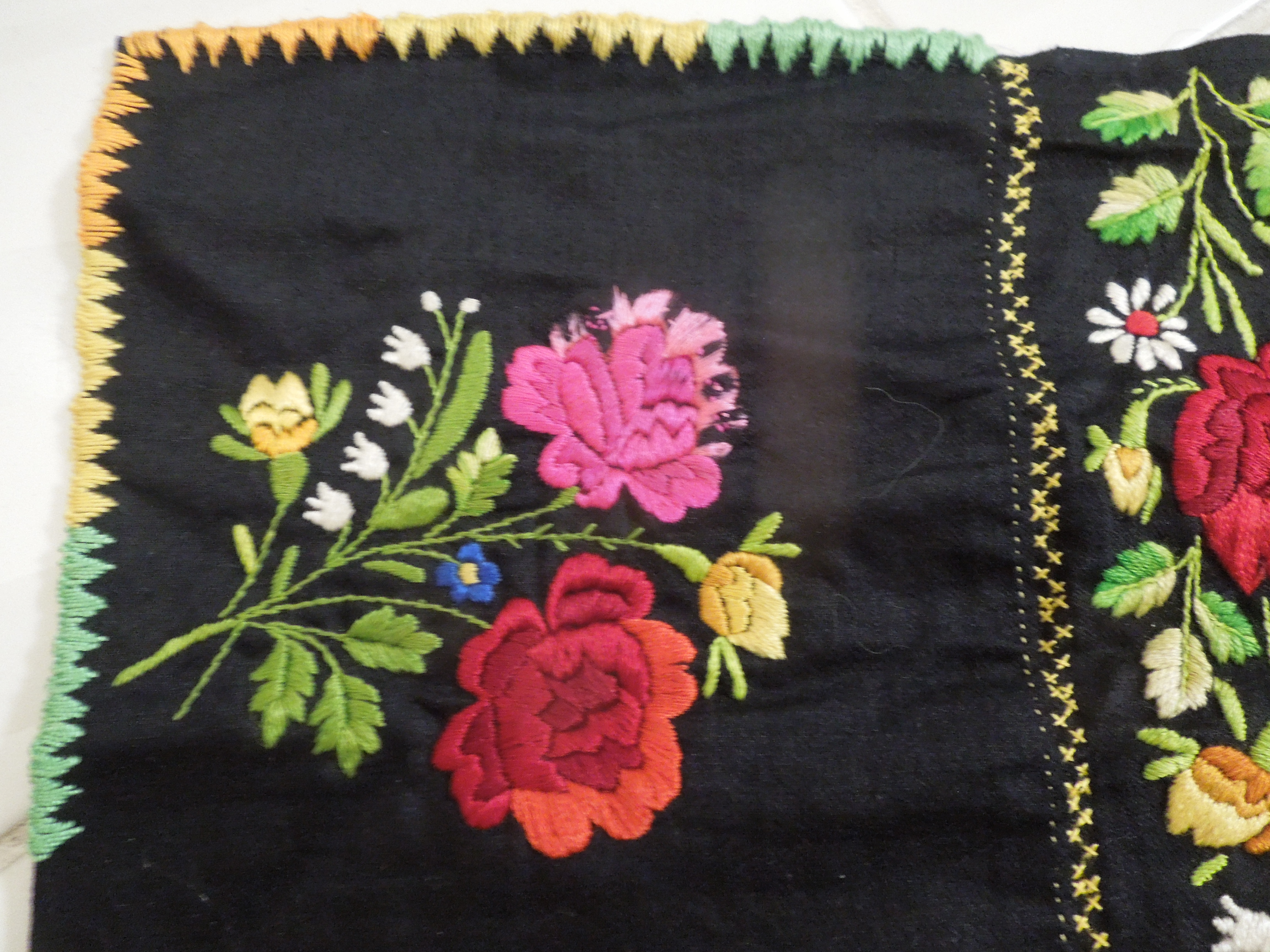 KROJ FĚRTŮŠEK (zástěra) DÁMSKÝ VYŠÍVANÝ