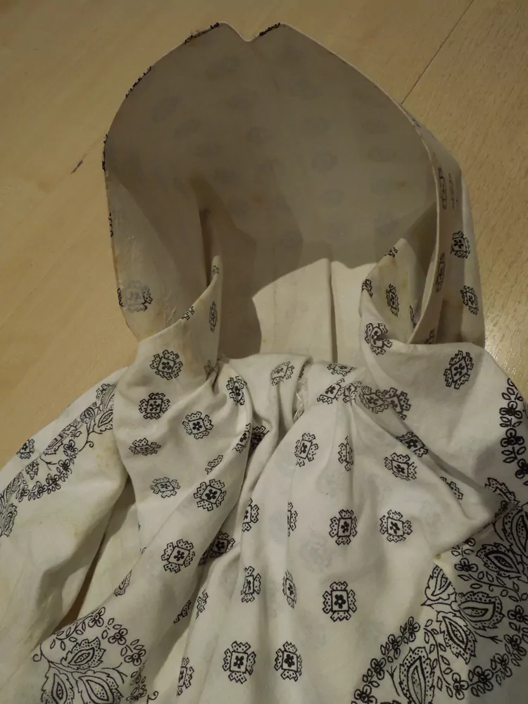 KROJ ŠÁTEK KE KROJI SMUTKOVÝ UVÁZANÝ