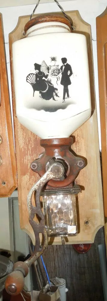 STAROŽITNOST Porcelánový mlýnek kafemlýnek kávomlýnek rokoko