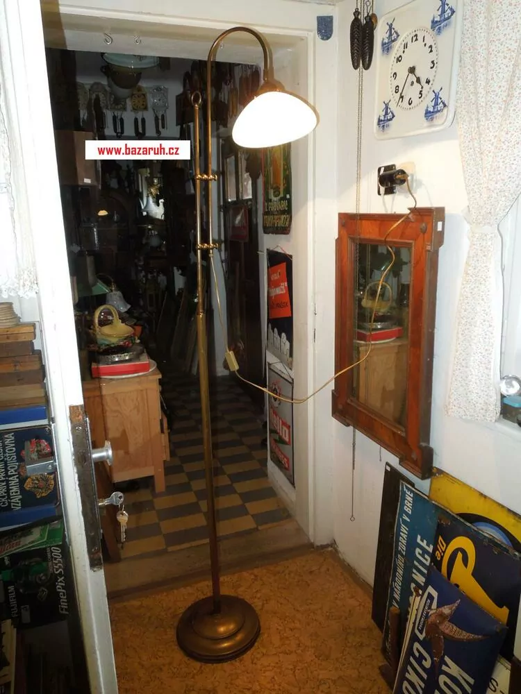PODLAHOVÁ LAMPA VÝŠKOVĚ NASTAVITELNÁ OTOČNÁ.